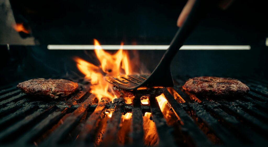 Így válhatunk a kerti grillezés mesterévé a megfelelő eszközök kiválasztásával